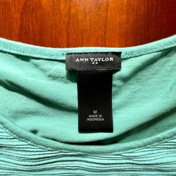 Ann Taylor Textured Blouse, Size Medium, Perfect for Layering for Business - Picture 4 of 8